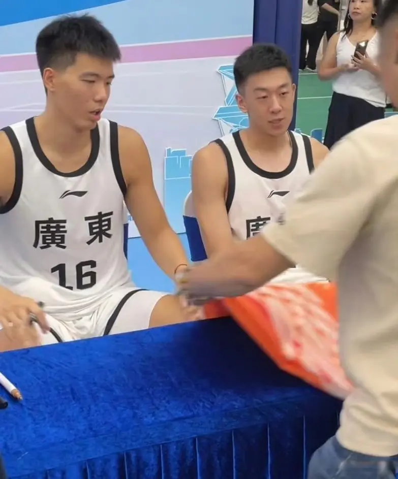 馆举行了球, 见面
