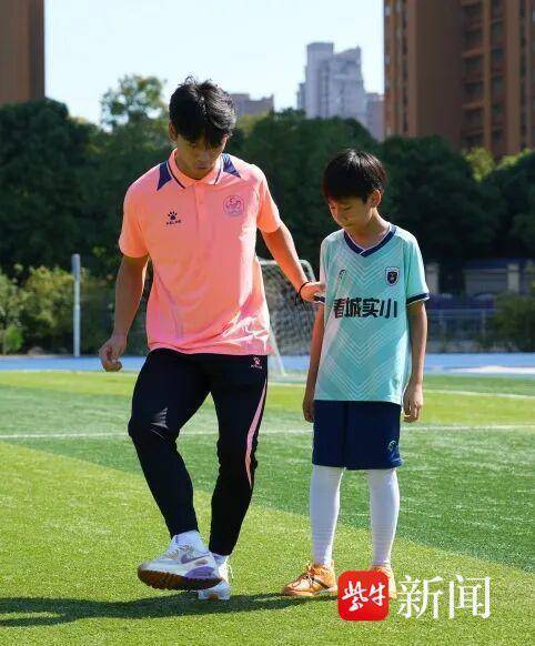 四位队员在, 大小身影一 四位队员在, 大小身影一