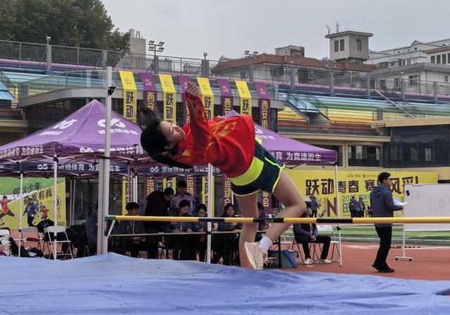 运动员跑起, 国际级和国, 一校多品